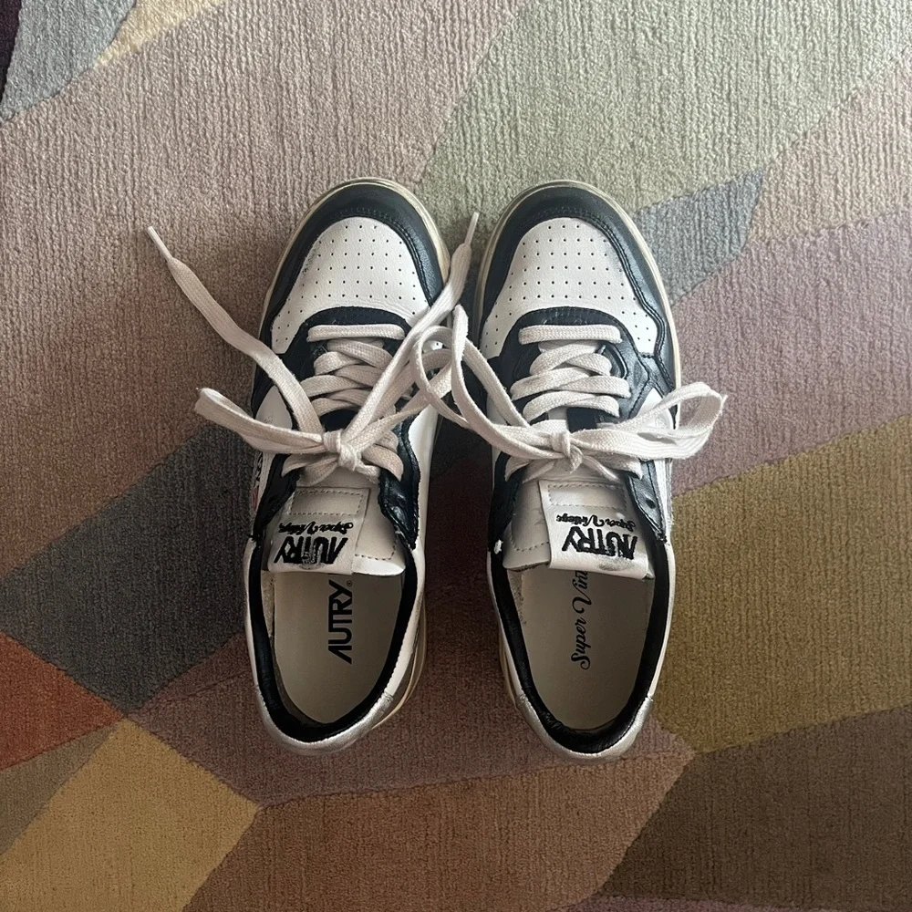 Autry Medalist Low Super Vintage Sneakers—White & Black Sliver
